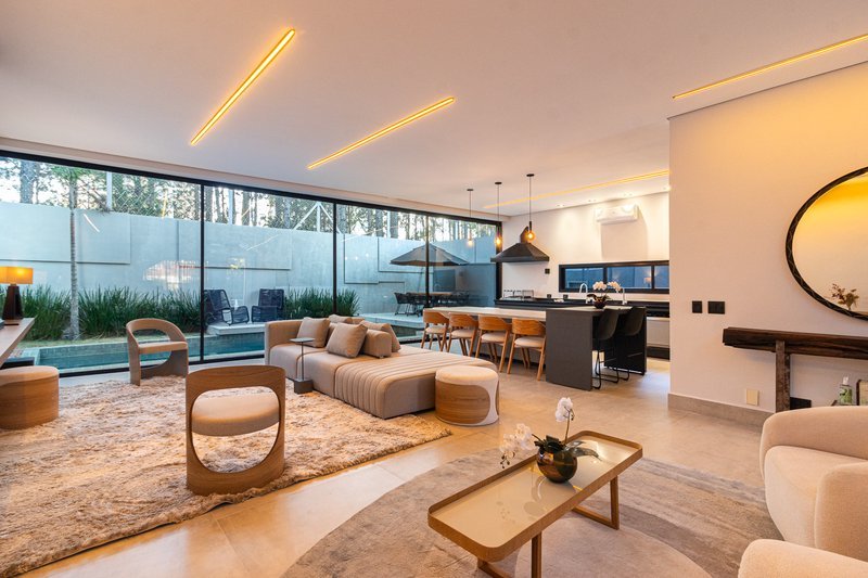 Sala ampla de uma residência contemporânea
